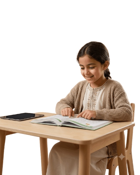 طفلة تستمتع بكتب عوالم البيان